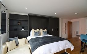 Cosy, Centrally Located Studio With Gated Parking!